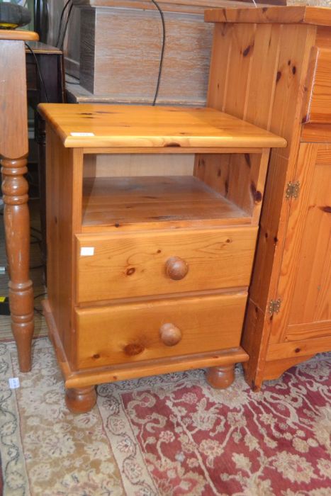 A pair of pine bedside cupboards - Image 2 of 3