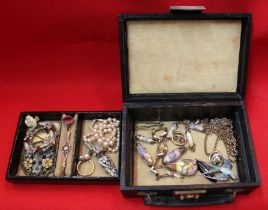 Small jewellery box and contents to include gold examples