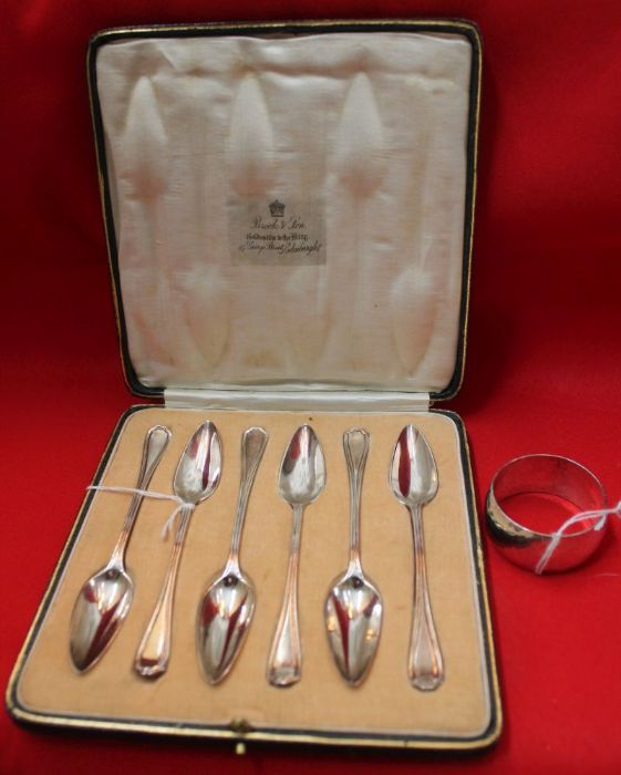 Cased silver grapefruit spoons & silver napkin ring, 133g