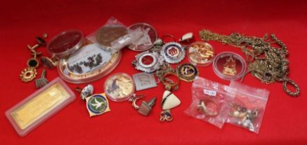 A bag of mainly costume jewellery and commemoratives