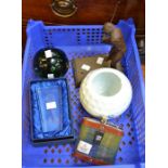 A tray of selected golfing related collectibles