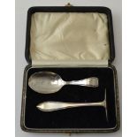 A cased silver child's Christening gift comprising spoon and pusher, Birmingham 1931, combined weigh