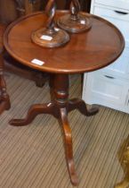 Victorian mahogany circular tri-pod table