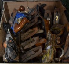 A tray containing a good selection of hand woodwork planes
