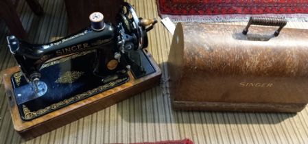 Vintage cased manual 'Singer' sewing machine