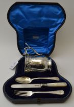 A cased silver mug, Sheffield 1902, 121g, with associated silver blade mother-of pearl handled knife