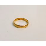 A hallmarked 22ct yellow gold wedding band, ring size Q