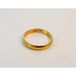 A hallmarked 916 gold wedding band, ring size U