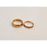 A hallmarked 9ct yellow gold wedding band ring, ring size P, approx. weight 4.7gms, with a