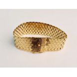 A hallmarked 18ct yellow gold hexagonal mesh link bracelet, approx. length 16cm.