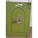 A John & Josh Taunton Birmingham green painted safe with two keys height 71,5 cm.