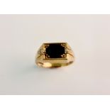 A hallmarked 9ct yellow gold black hardstone ring, ring size N