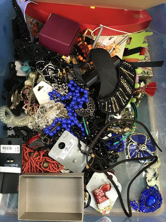 A large quantity of costume jewellery - Image 4 of 4