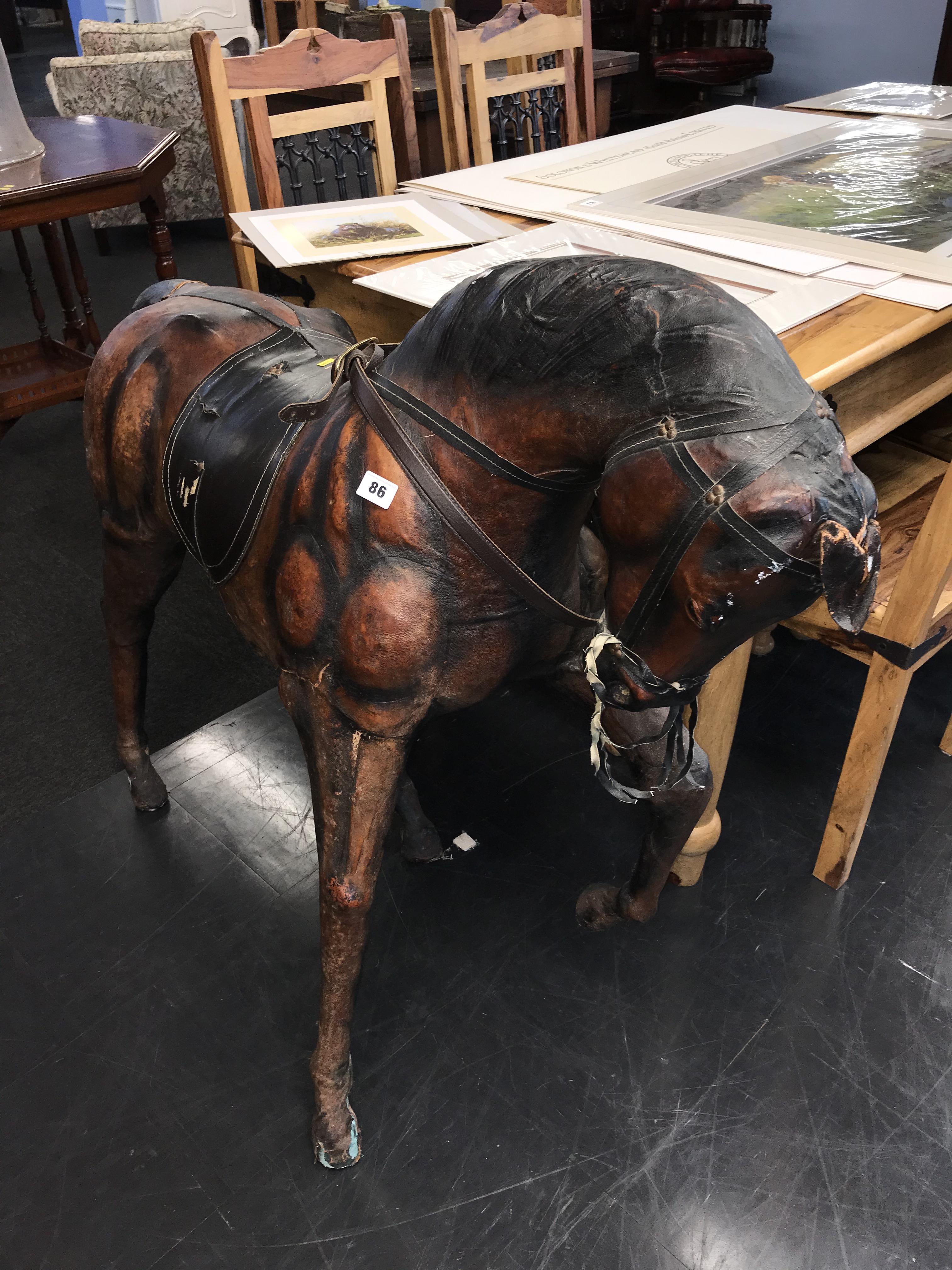 A model of a horse - Image 3 of 7