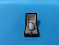 A yellow metal cameo ring, 4.8g