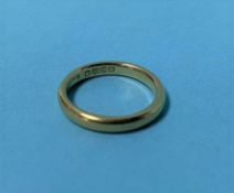 A 22ct gold wedding ring, 4g