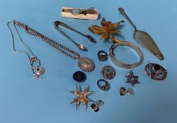 Assorted silver, to include tongs etc.