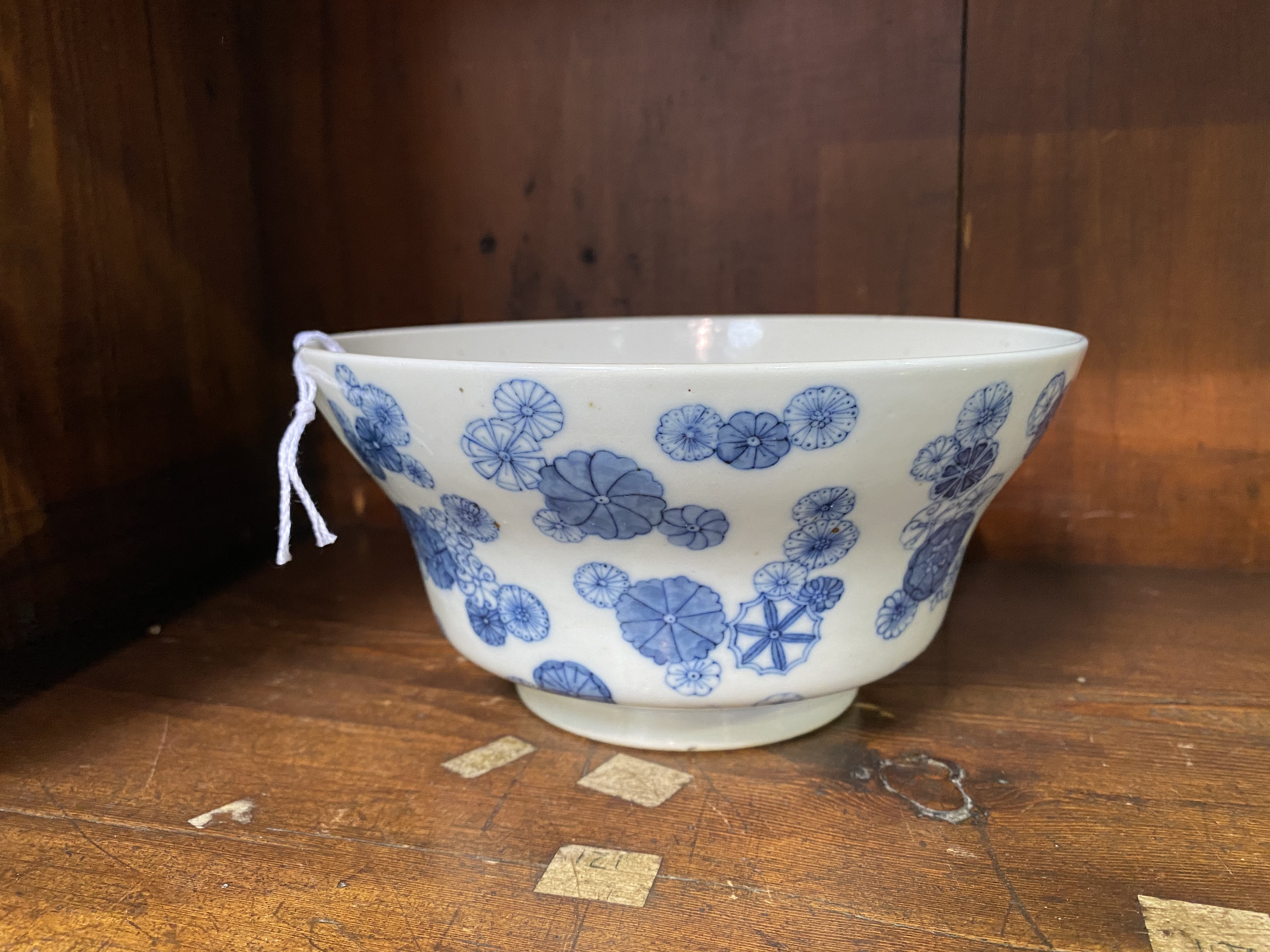 A 19th century Chinese blue and white bowl, marks to base, 18cm diameter - Image 7 of 14