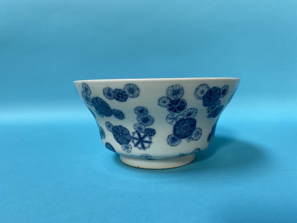 A 19th century Chinese blue and white bowl, marks to base, 18cm diameter - Image 4 of 14