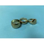 Three 9ct gold rings, 19g