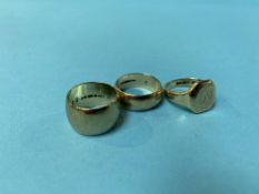Three 9ct gold rings, 19g