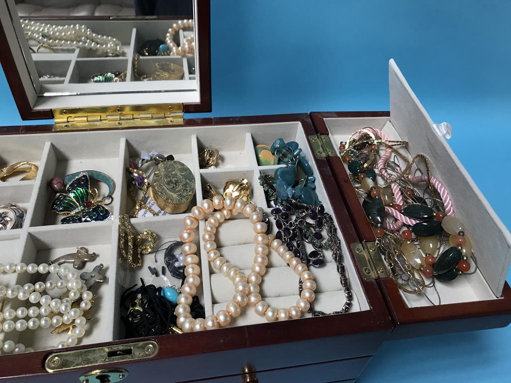 A jewellery box and contents - Image 2 of 3