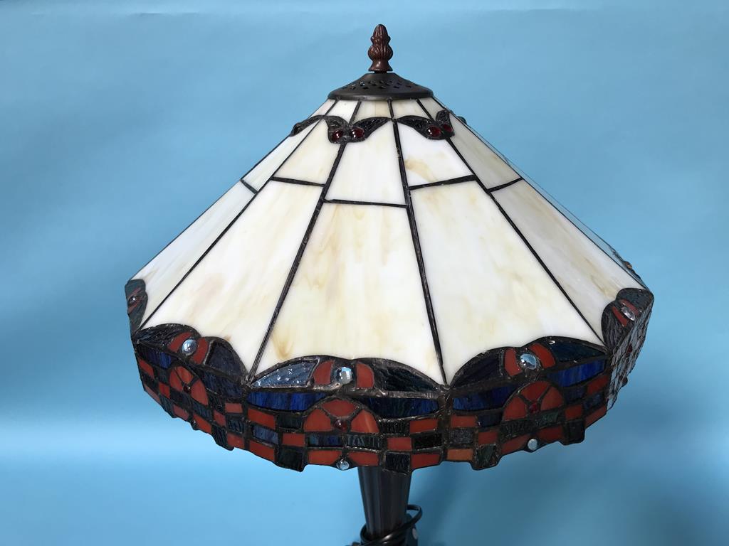 A Tiffany style table lamp - Image 3 of 3