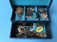 A jewellery box and contents, to include sovereign purse etc.
