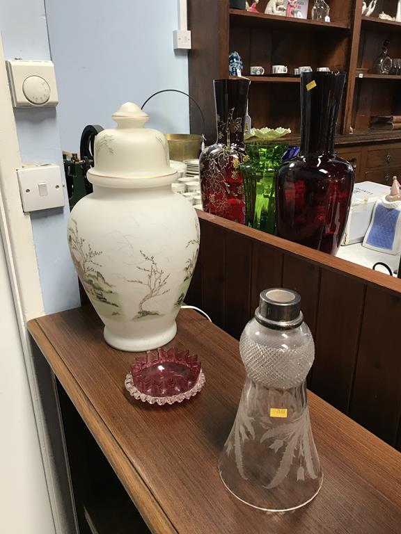 A converted oil lamp, a glass vase converted to a table lamp etc. - Image 3 of 3