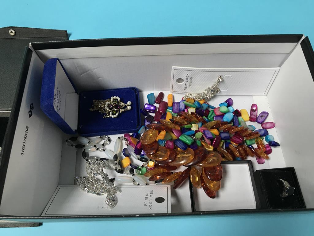 A quantity of costume jewellery - Image 3 of 3