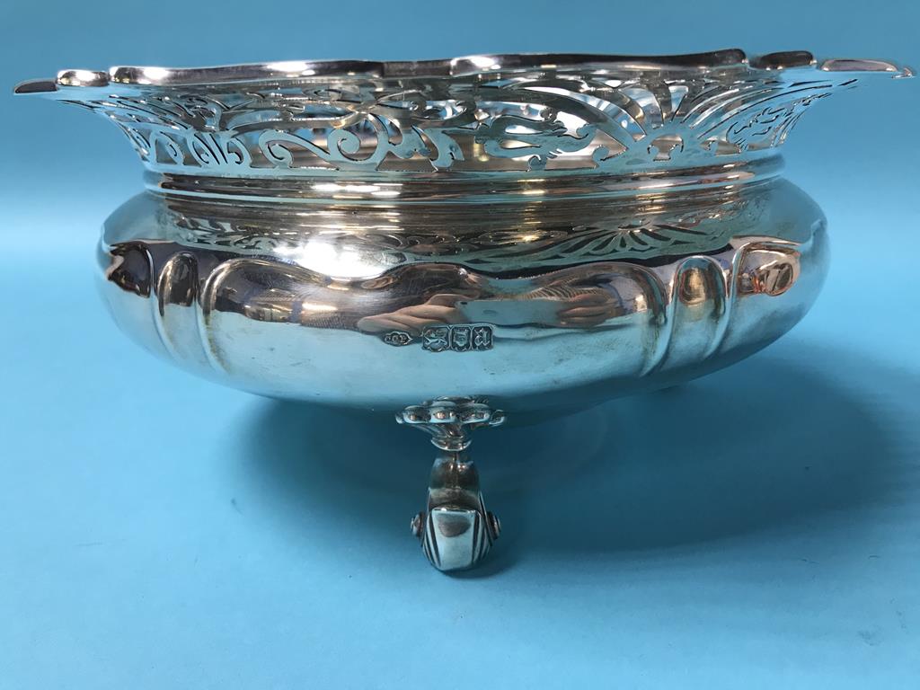 A silver bowl, Sibray Hall and Co, London 1916, 22.6oz - Image 3 of 4