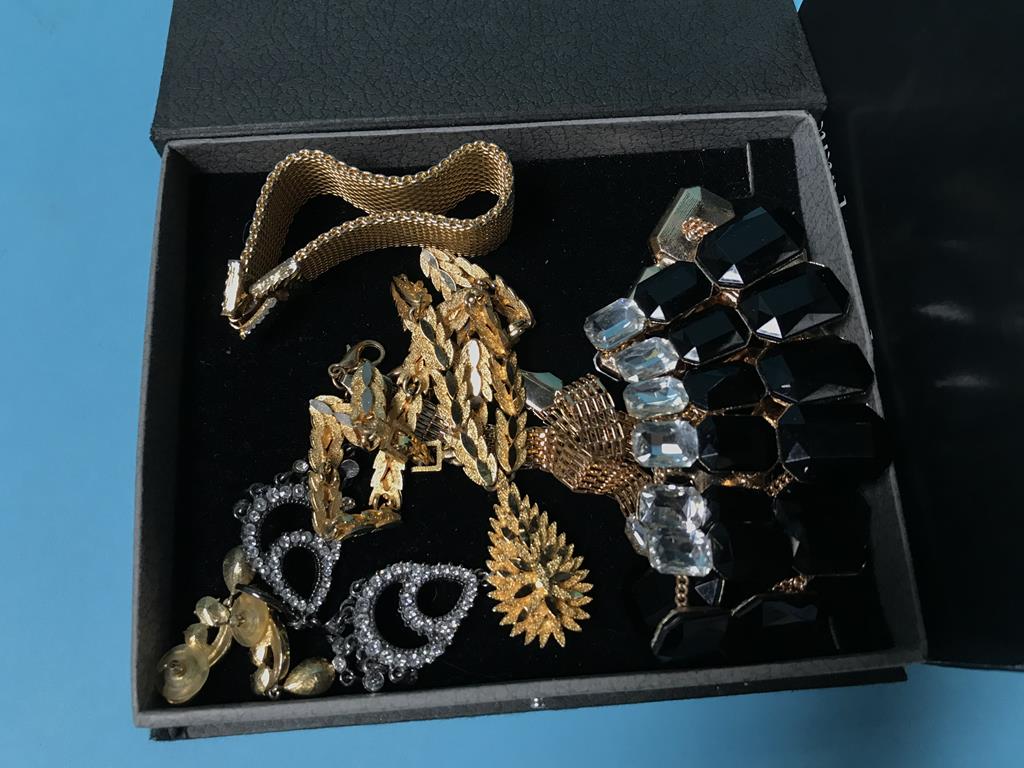 A quantity of costume jewellery - Image 2 of 3