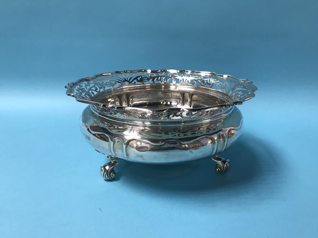 A silver bowl, Sibray Hall and Co, London 1916, 22.6oz