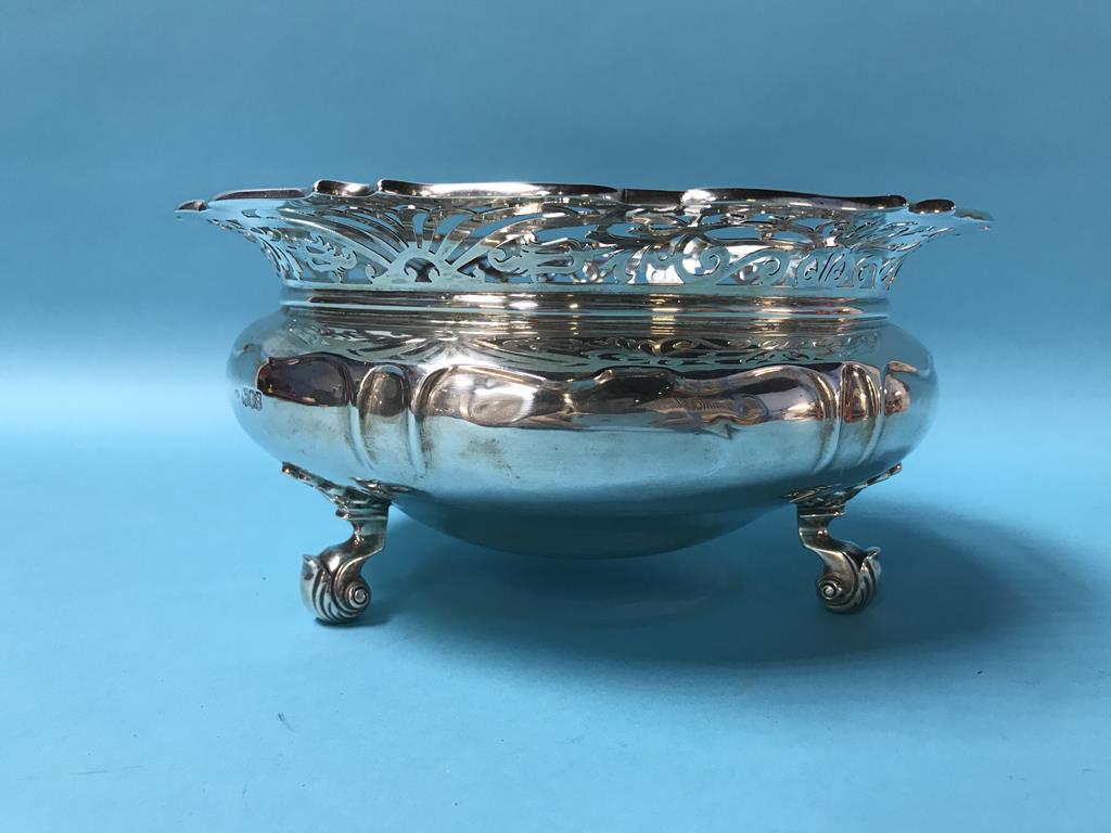 A silver bowl, Sibray Hall and Co, London 1916, 22.6oz - Image 2 of 4