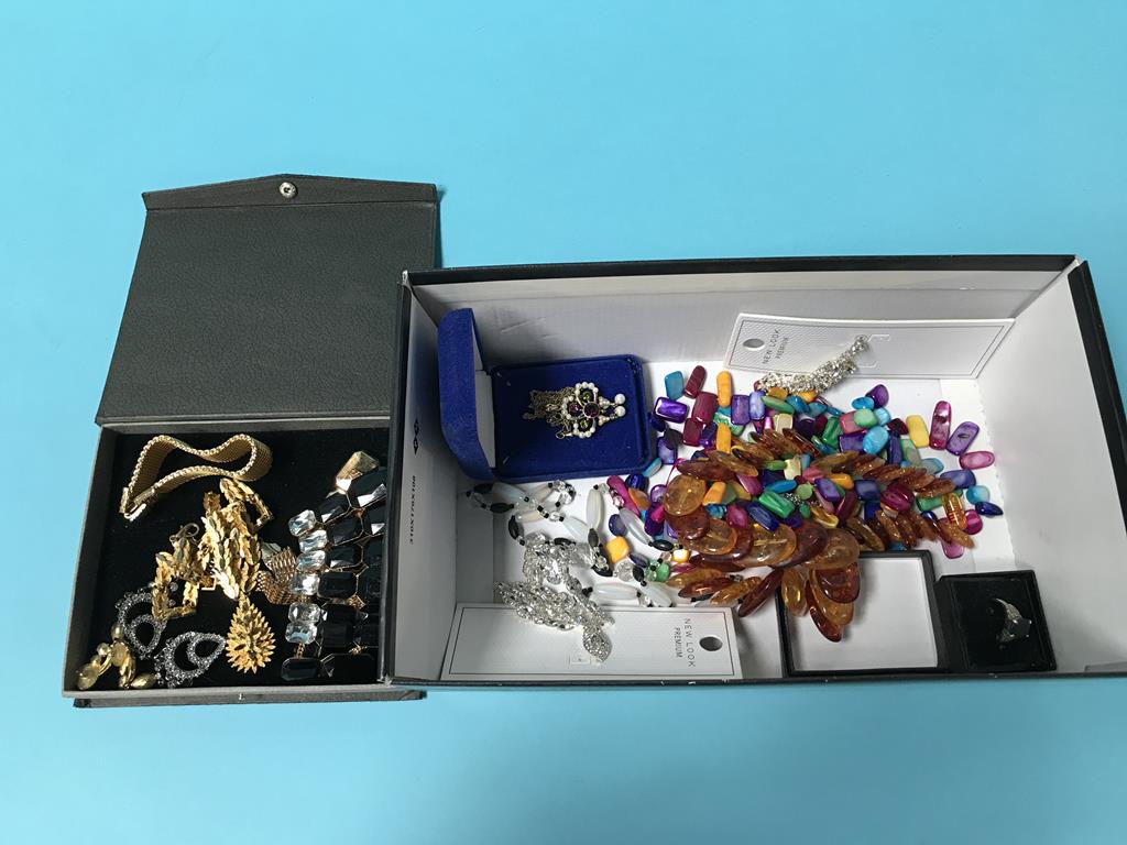 A quantity of costume jewellery