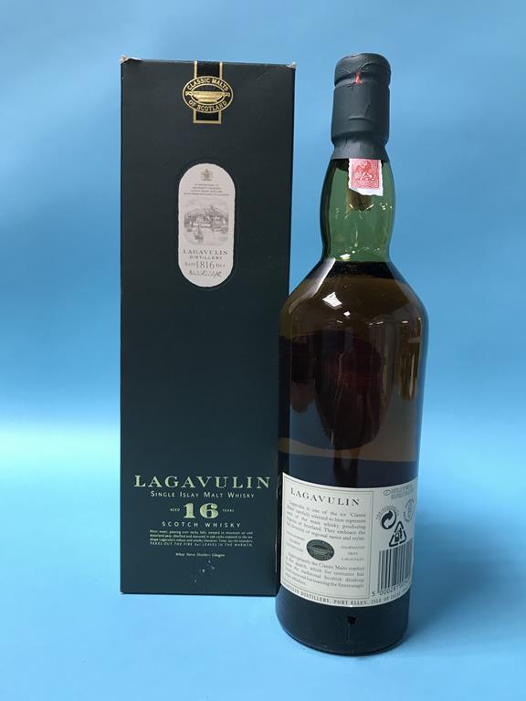 A bottle of Lagavulin 16 year old malt whisky - Bild 2 aus 2