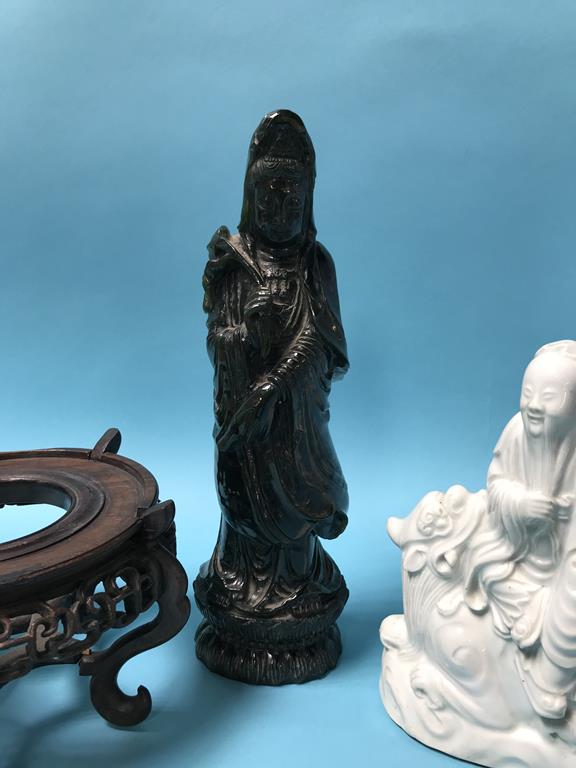 A Chinese blanc de chine figure and a carved sage green figure, 19cm high and 28cm high - Bild 3 aus 5