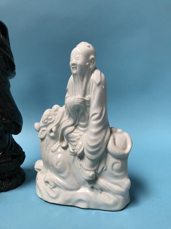 A Chinese blanc de chine figure and a carved sage green figure, 19cm high and 28cm high - Bild 2 aus 5