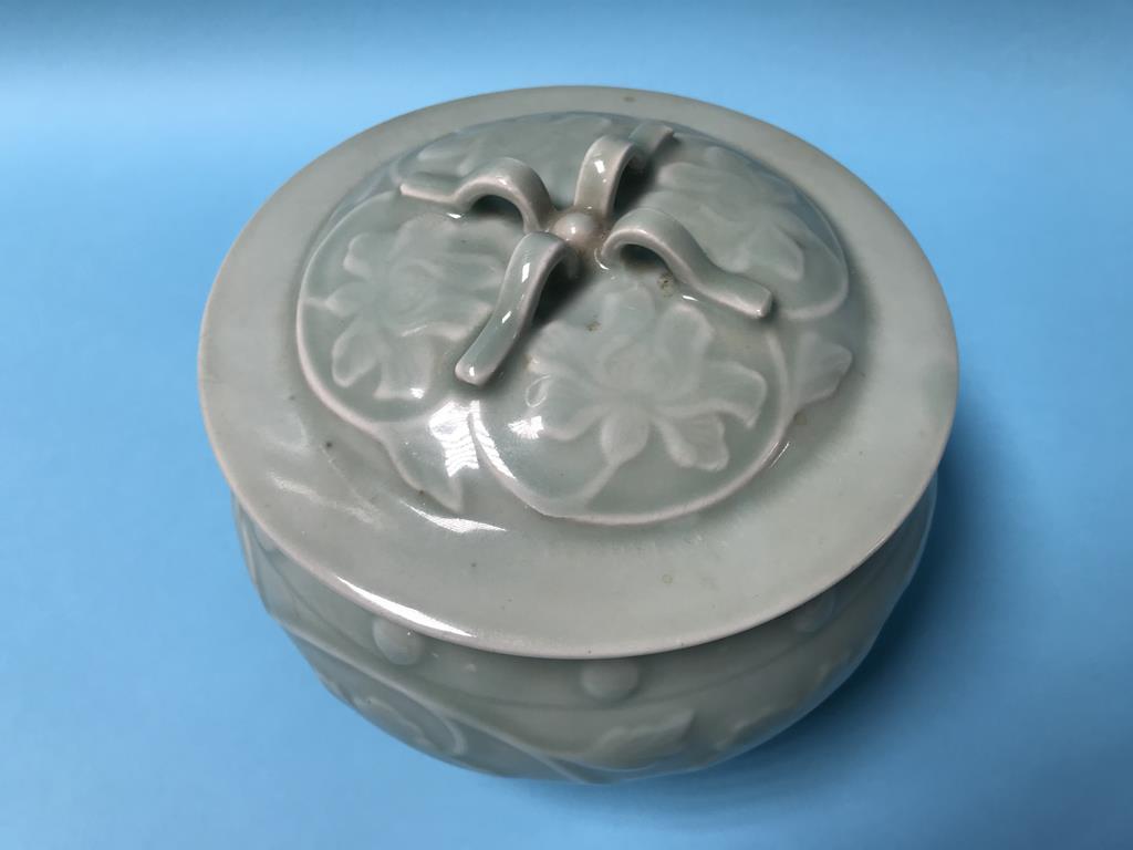 A Chinese celadon circular bowl and cover, marks in underglaze blue, 14cm high - Bild 2 aus 3