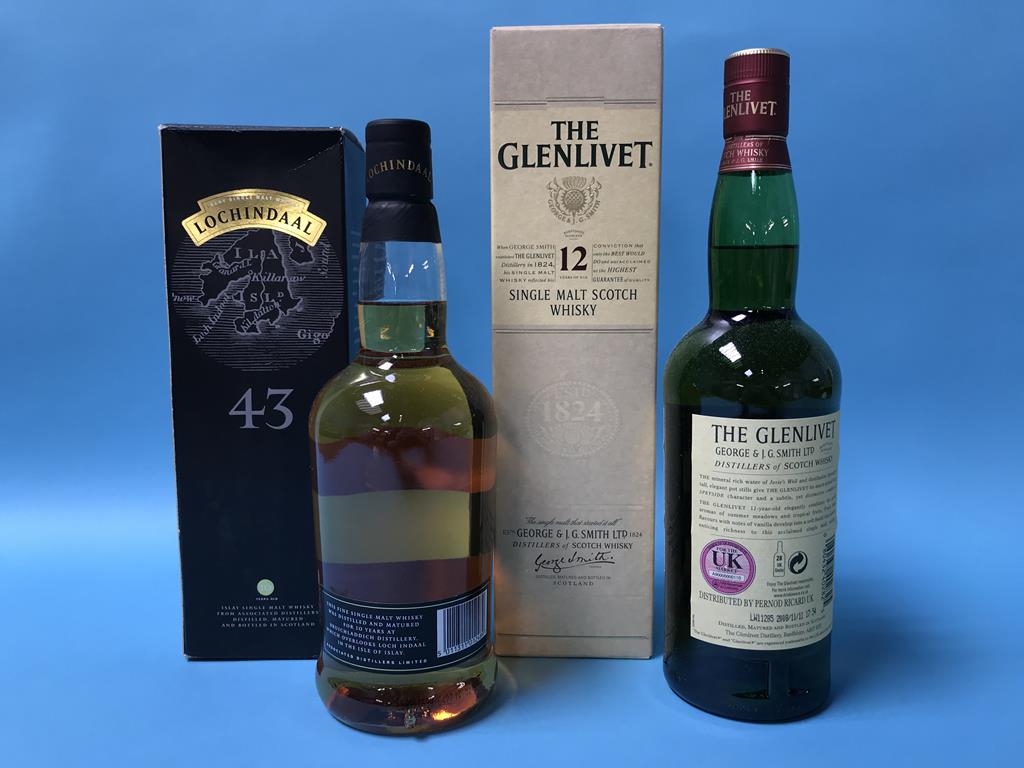 A bottle of 'The Glenlivet' 12 year old single malt and a bottle of 'Lochindaal' Islay single - Bild 2 aus 2
