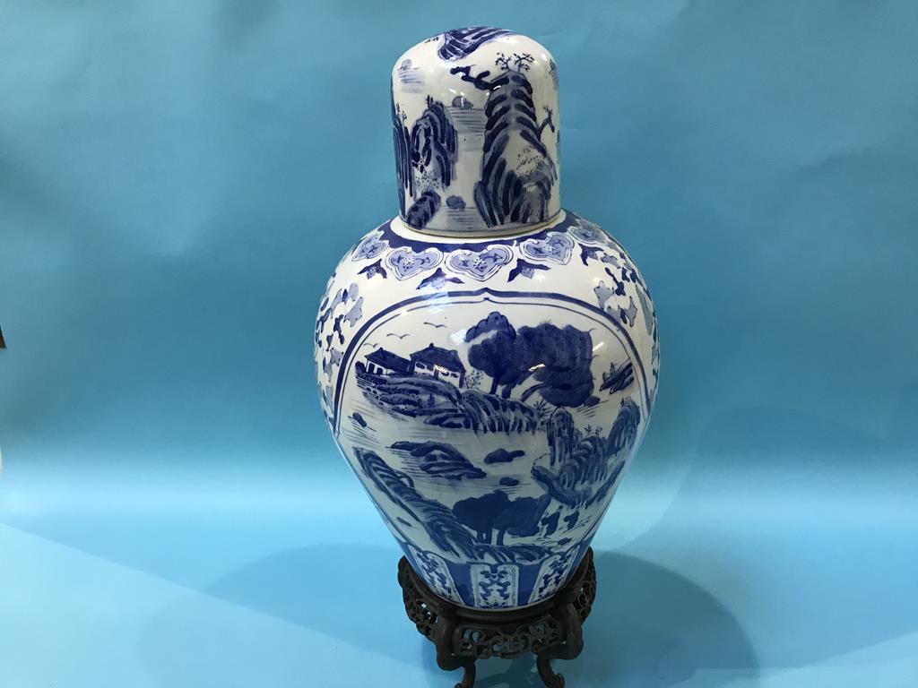 A modern blue and white Chinese vase - Image 5 of 6