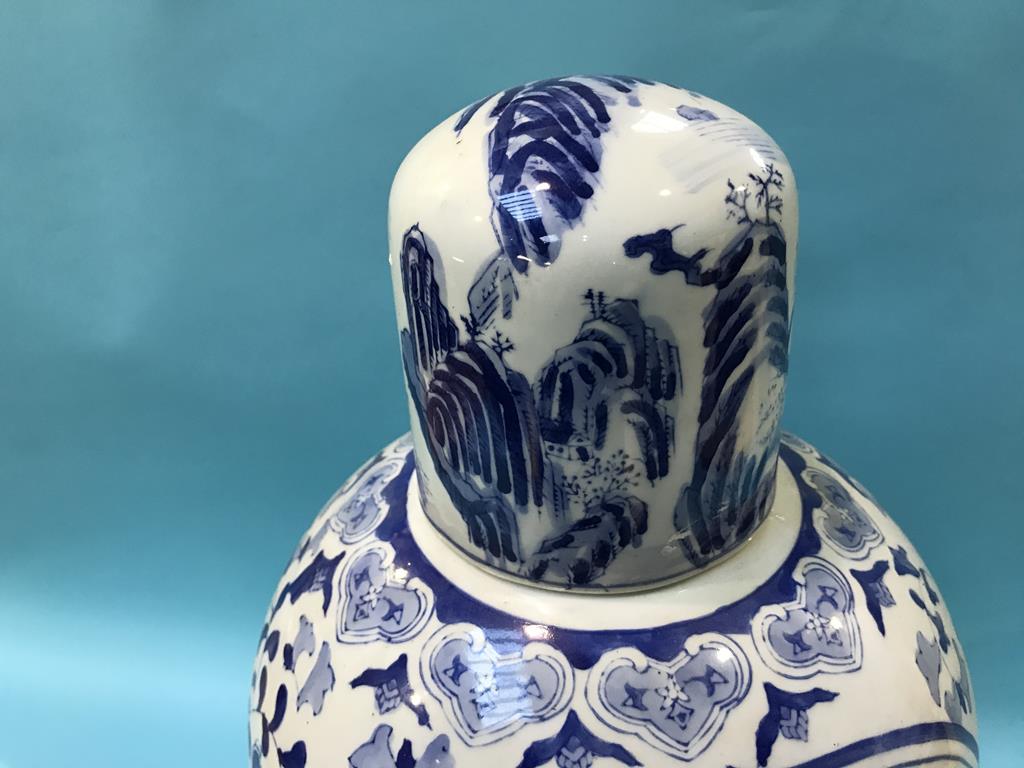 A modern blue and white Chinese vase - Image 4 of 6