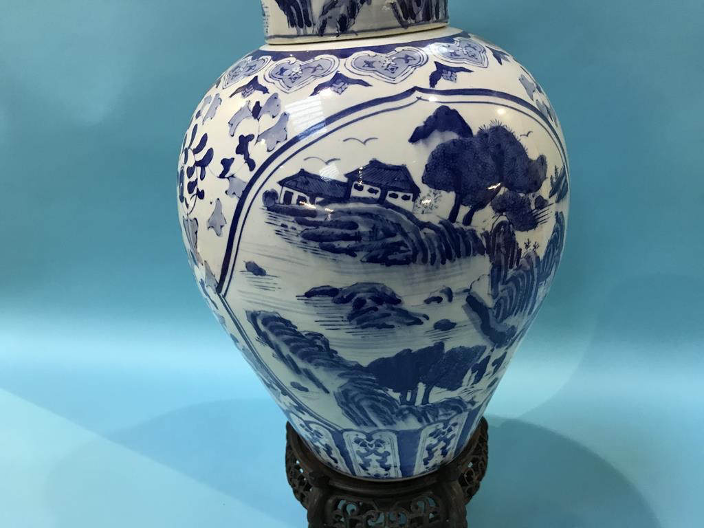 A modern blue and white Chinese vase - Image 3 of 6