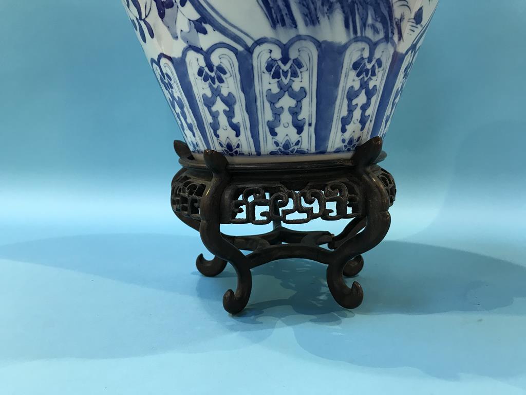 A modern blue and white Chinese vase - Image 2 of 6