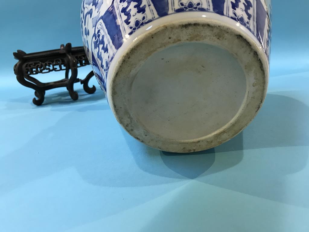 A modern blue and white Chinese vase - Image 6 of 6