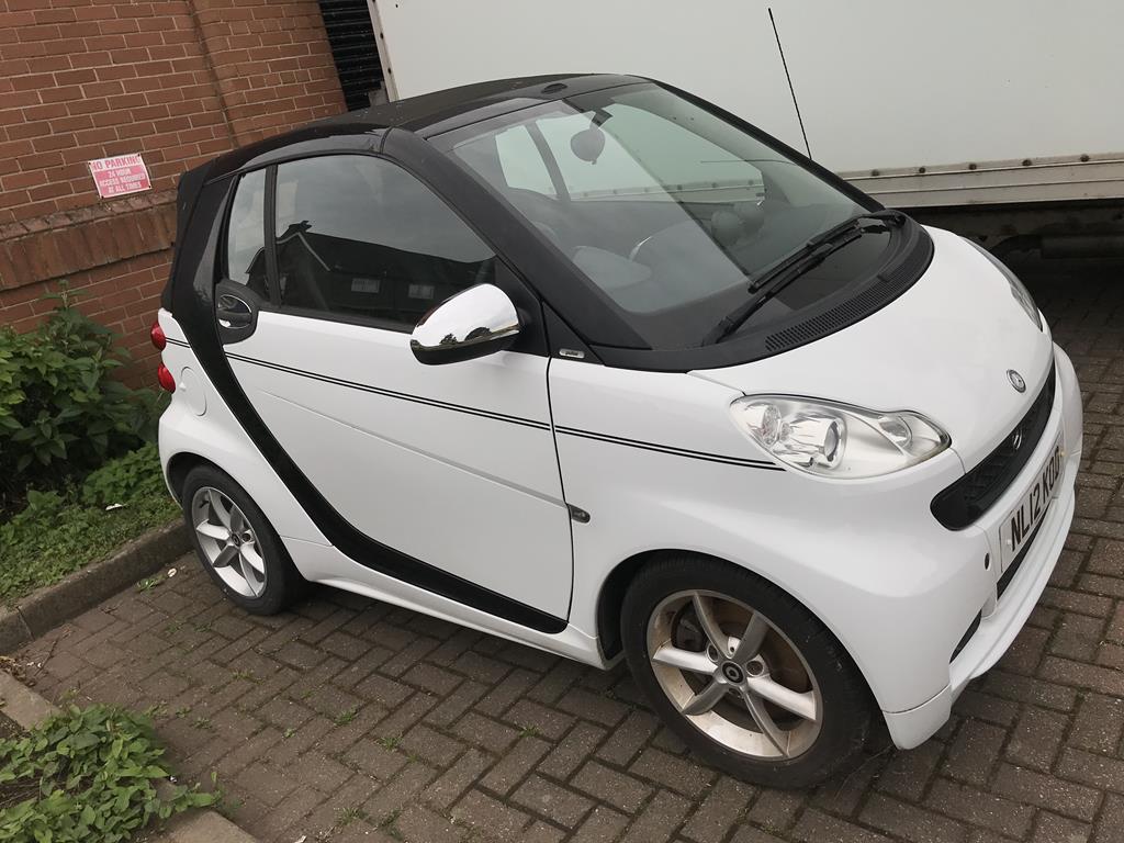 A white Smart Fortwo Pulse CDI, Automatic, convertible, 799cc, date of registration 26th March 2012, - Image 3 of 7