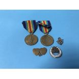 Two First World War medals and a sweetheart brooch etc.
