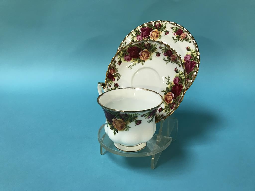 A quantity of Royal Albert Old Country Roses china