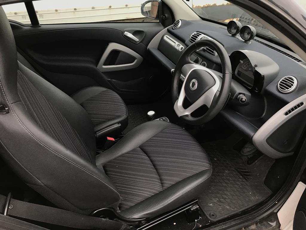 A white Smart Fortwo Pulse CDI, Automatic, convertible, 799cc, date of registration 26th March 2012, - Image 6 of 7
