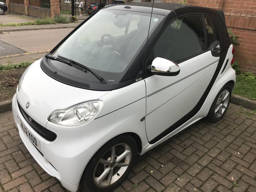 A white Smart Fortwo Pulse CDI, Automatic, convertible, 799cc, date of registration 26th March 2012, - Image 4 of 7